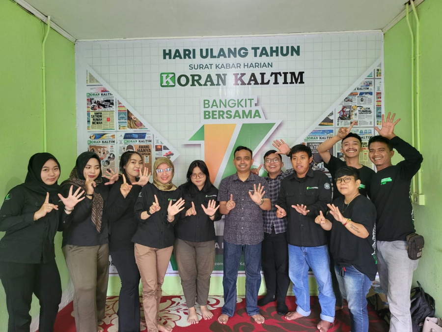 Karyawan Koran Kaltim Biro Samarinda, berfoto bersama usai doa syukuran HUT ke-16, Koran Kaltim, Selasa (22/11/2022). (Foto: Dok: Korankaltim.com)