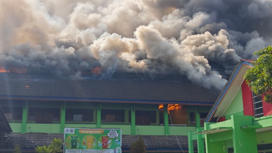 Kobaran api dan asap hitam Tampak memumbung Tinggi di SMP Negeri 2 Samarinda. (Foto: Adnan Abdul/Korankaltim.com)