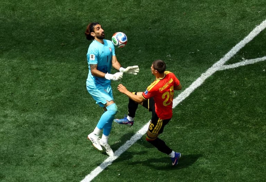 Kiper Iran Alireza Beiranvand, satu diantara pemain tua Iran yang diturunkan saat menghadapi Belgia. (Reuters)