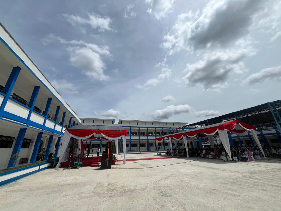 Momen peresmian SMPN 5 dengan latar bangunan baru dua lantai yang menggantikan fasilitas lama yang terbakar. (Ayu/KoranKaltim.com)