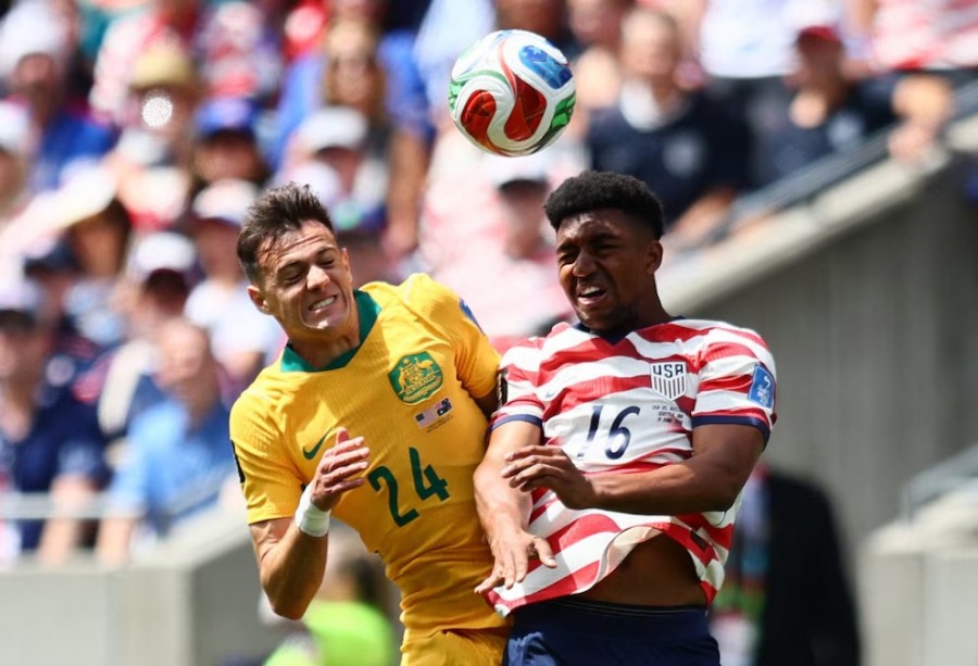 Pemain Amerika Serikat Alex Freeman (kanan), mencetak satu gol dalam kemenangan negaranya saat menghadapi Australia. (Foto: Reuters)