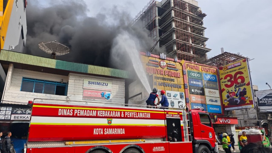 Petugas Disdamkarmat kota Samarinda berjibaku memadamkan api. (Foto: Adnan Abdul/Korankaltim.com)