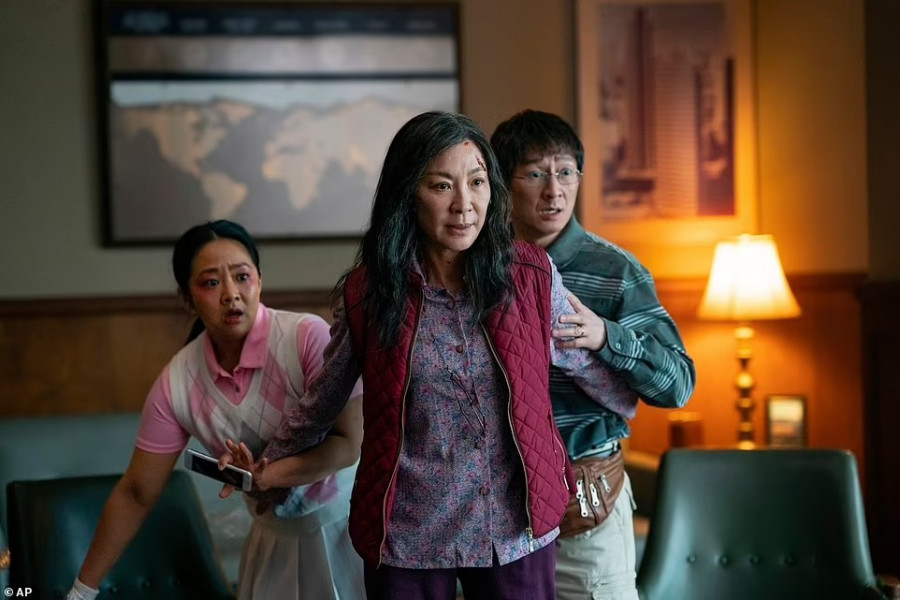 Michelle Yeoh Tak Mau Menyerah, Film Everything Everywhere All At Once Raih Tujuh Penghargaan Piala Oscar 2023