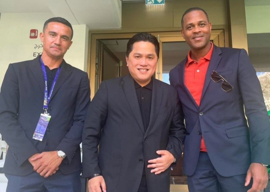 Ketua Umum PSSI Erick Thohir (tengah) bersama Patrick Kluivert (kanan) yang disebut-sebut jadi satu diantara calon pelatih timnas Indonesia. (Foto: dokknvb)
