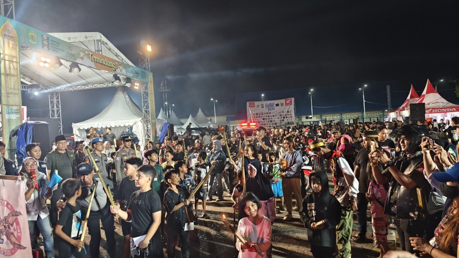 Ribuan Masyarakat berkumpul di Bandara Temindung turut serta dalam kegiatan Sahur On The Road yang di gagas oleh ITS. (Foto: Adnan Abdul/Korankaltim.com)