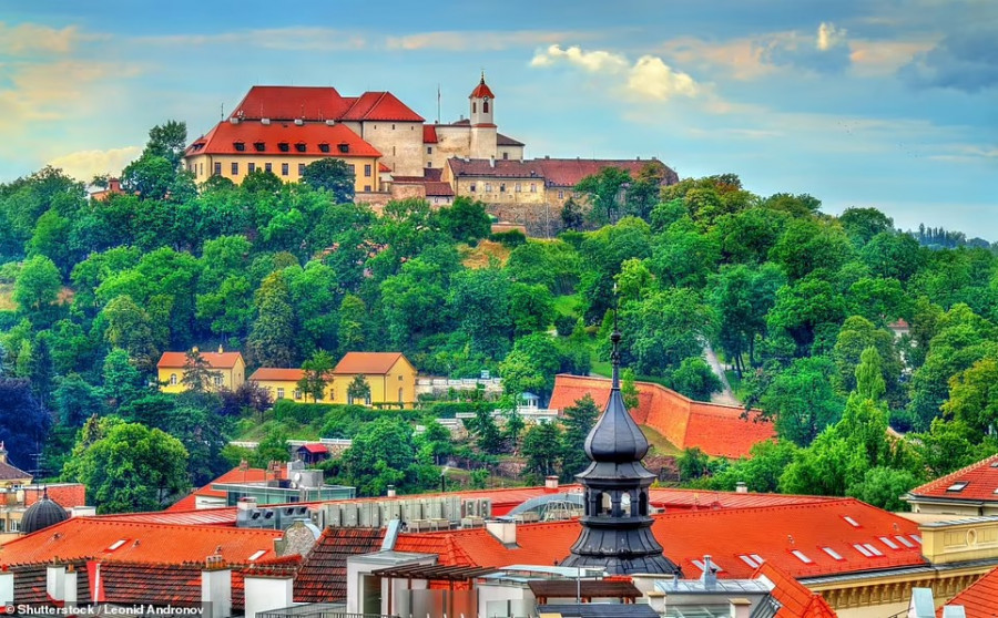 Pemandangan indah puncak bukit Kastil Spilberk di Brno, yang terpilih sebagai kota Eropa terbaik kedua untuk dikunjungi tahun depan oleh Time Out. (Foto: dailymail)