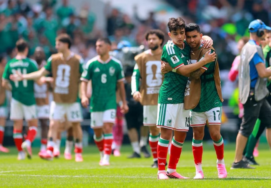 Gilberto Mora (kiri) mencatatkan sejarah dalam kariernya, menjadi pemain Meksiko pertama berusia dibawah 19 tahun yang tampil perdana di Piala Dunia. (Foto: Reuters/Eloisa Sanchez)