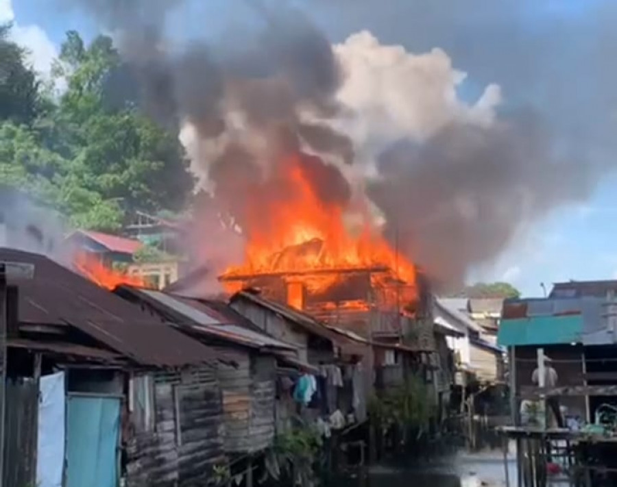 BREAKING NEWS: Api Berkobar di Pemukiman Warga Kawasan Pasar Ijabah Samarinda