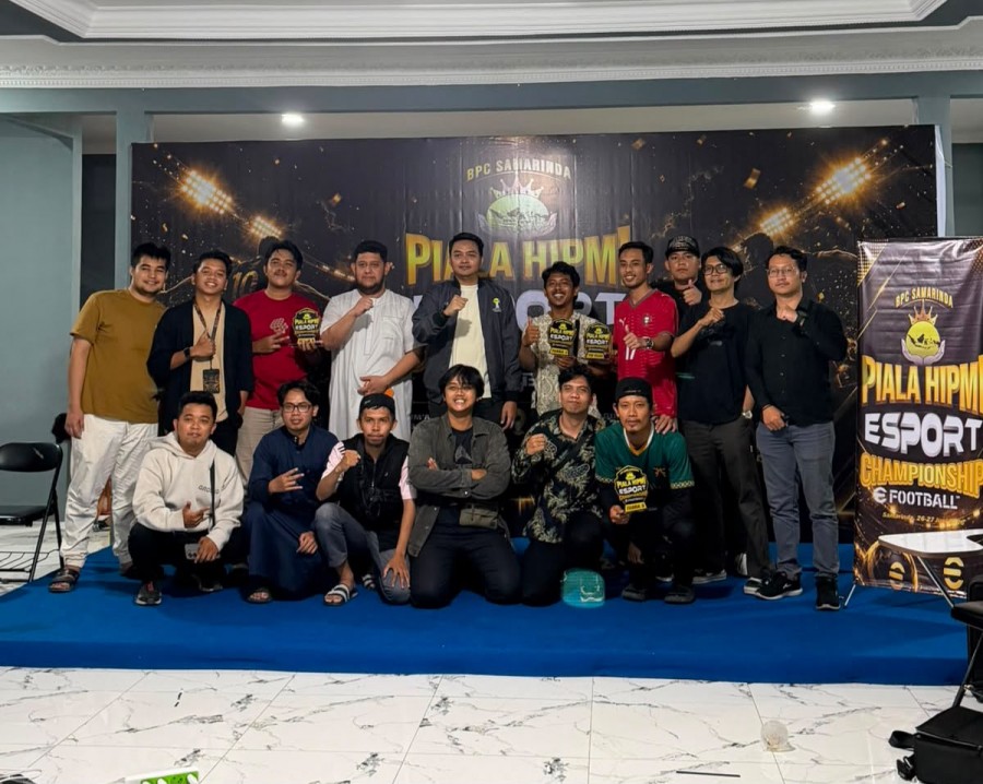 Foto bersama jajaran HIPMI Samarinda dengan peserta Esport Championship eFootball 2026 di Temindung Creative Hub, (Rafik/Korankaltim.com).