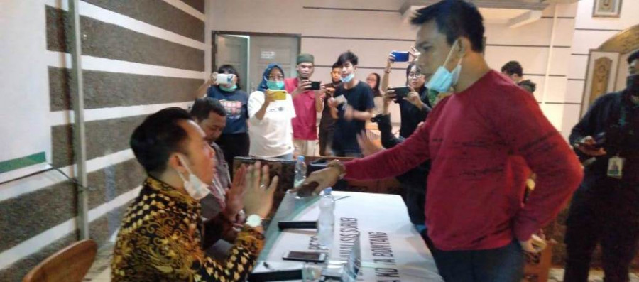 Breaking News !! Sedang Paparkan Hasil Survei, Acara LSI Denny JA Dibubarkan Bawaslu Bontang