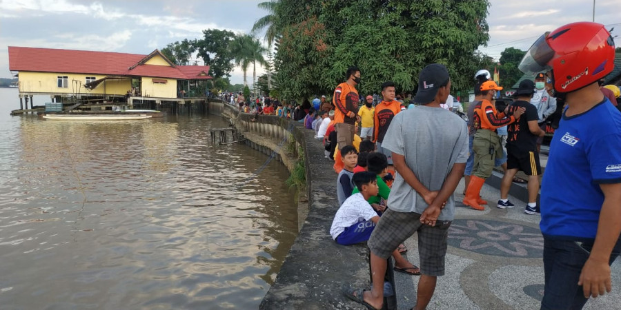 Warga saat berkerumunan di lokasi kejadian . Foto:sabri/KoranKaltim.com
