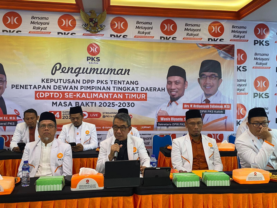Ketua DPW PKS Kaltim, Ardiansyah Sulaiman, yang memberikan arahan kepada para kader partai. (Ainur/Korankaltim.com)