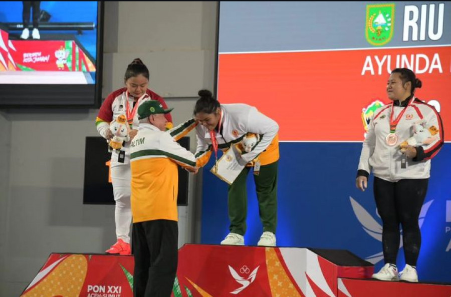 Ketua Kontingen Kaltim Isran Noor saat mengalungkan medali emas kepada atlet angkat besi Kaltim pada PON XXI/2024 lalu. (Foto: Dok.Konikaltim)