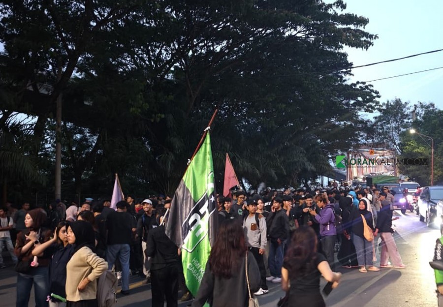 Ratusan Massa Gerakan Rakyat Menggugat Jilid II Padati Kawasan Jembatan Mahakam I