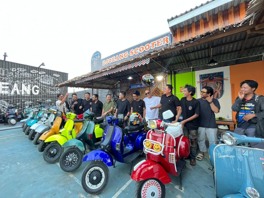 Anggota komunitas Djoeang Scooter berkumpul bersama Vespa klasik mereka di sudut Kota Samarinda, menjaga keaslian dan filosofi berkendara. (Foto: Ayu/Korankaltim.com)