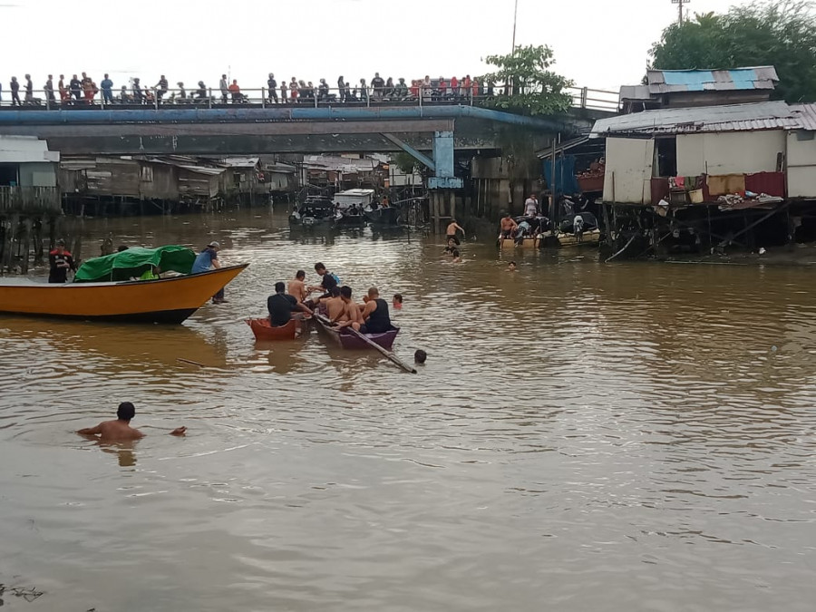 Melompat ke Sungai, Warga Lambung Mangkurat Masih Dicari