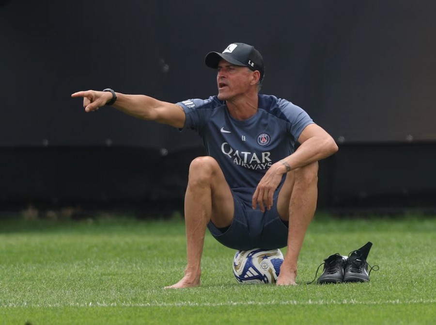 Luis Enrique menjadikan grounding sebagai bagian penting dari rutinitas hariannya untuk memperkuat kesejahteraan fisik dan menta (reuters)