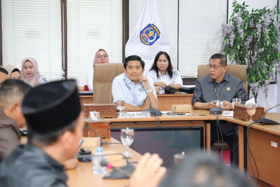 Andi Faizal Sofyan Hasdam (tengah), menunggu jadwal Muscab Golkar dan siap kembali memimpin untuk periode berikutnya. (dokandifaiz)