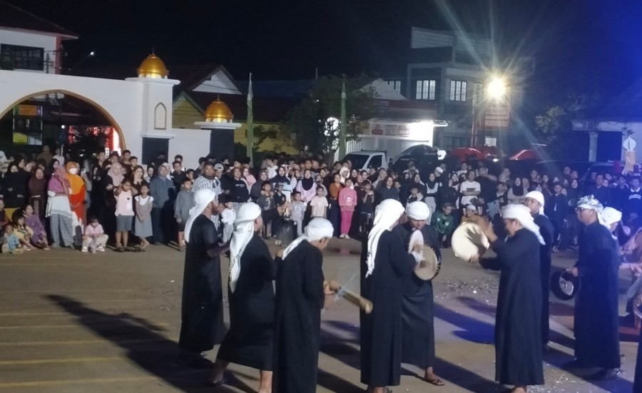 Semarak kegiatan Gerakan Sahur inisiatif Ikatan Remaja Masjid Darul Mutmainah Mangkurawang. (Foto: Heri/Korankaltim.com)