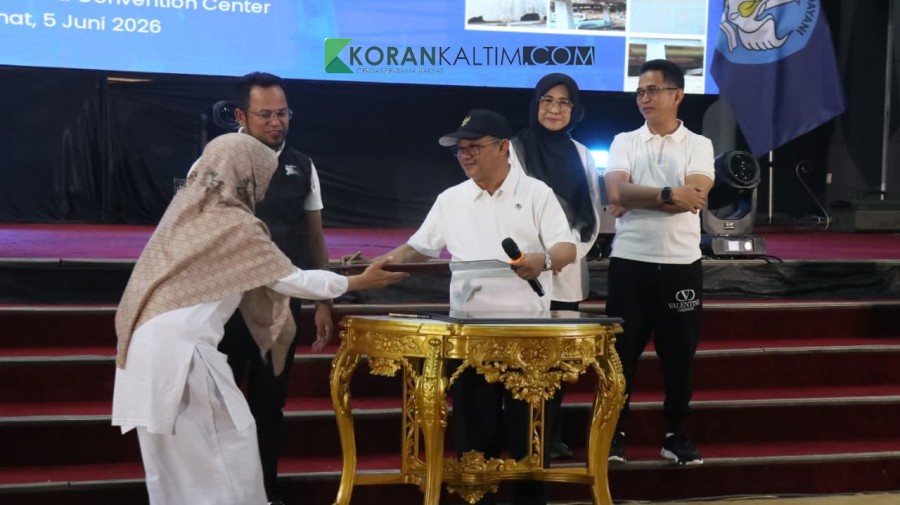 Mendikdasmen Abdul Mu'ti saat menandatangani prasasti bantuan revitalisasi sekolah di BSCC Dome Balikpapan, Jumat (5/6). (Foto: Januar/Korankaltim)