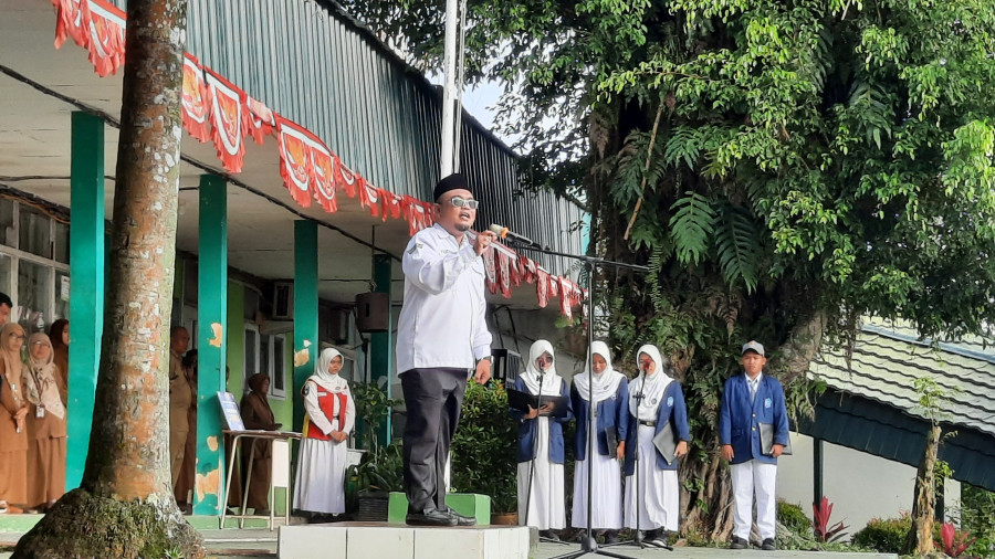 Ketua KPU Balikpapan, Prakoso Yudho Lelono, hadir sebagai pembina upacara di SMAN 3 Balikpapan sekaligus memberikan sosialisasi dan pendidikan pemilih kepada 1.058 siswa pada Senin (22/9/2025). (La Eko-KoranKaltim)