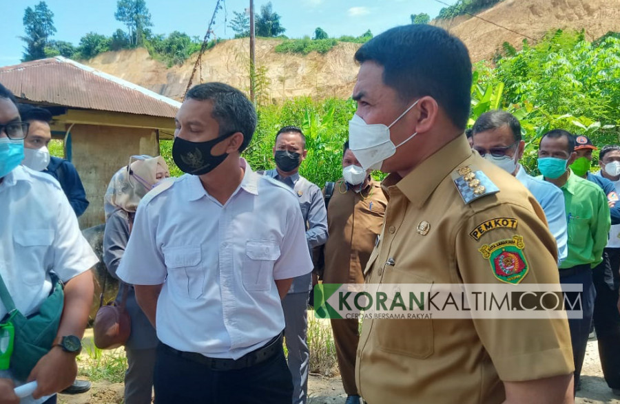 Wali Kota Samarinda, Andi Harun saat meninjau lokasi (Claudius Vico/Korankaltim.com)