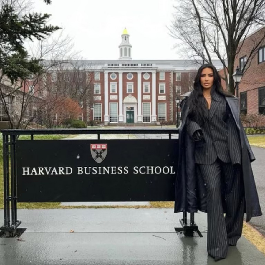 Kim Kardashian mengaku tentang penggunaan mesin kecerdasan buatan saat persiapan masuk sekolah hukum di California (Instagram/@kimkardashian)