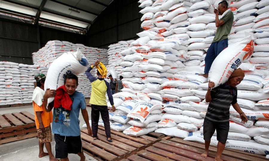 Tumpukan beras di salah satu Gudang Bulog. (Foto: dok.bisnis.com)