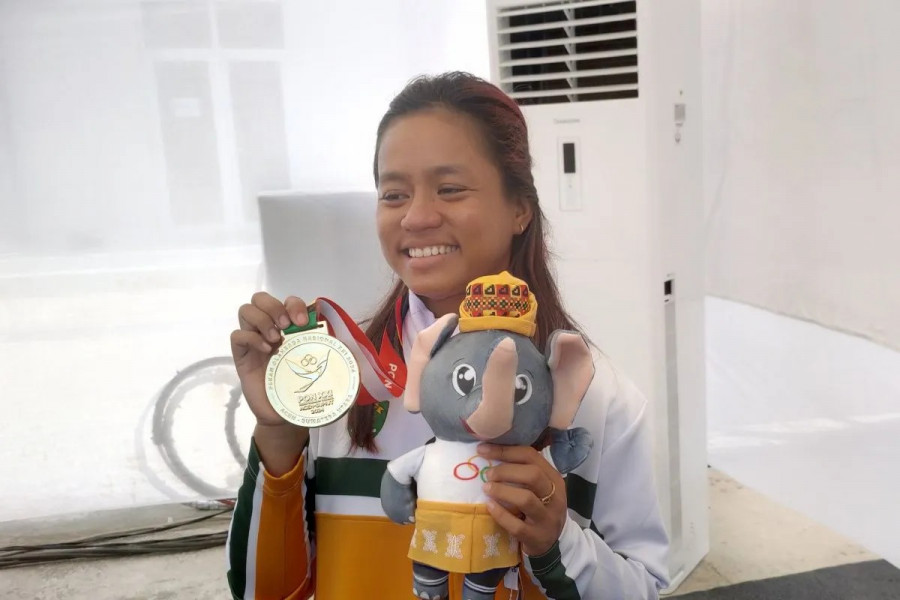 Atlet panahan Rohani Sephia Ananda Hatta dengan medali emas yang diraihnya pada cabang olahraga panahan PON XXI/2024 kemarin. (Foto: Dokantarakaltim)