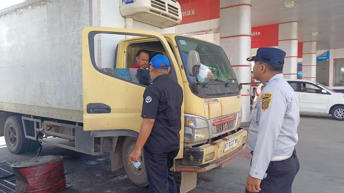 Petugas Dishub Kota Samarinda saat melakukan pengechekan di SPBU sentosa (Adnan Abdul/KoranKaltim.com)