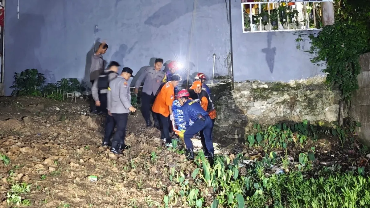 Jenazah saat di evakuasi oleh Polresta Samarinda bersama Disdamkarmat kota Samarinda posko 3 (Adnan Abdul/KoranKaltim.com)