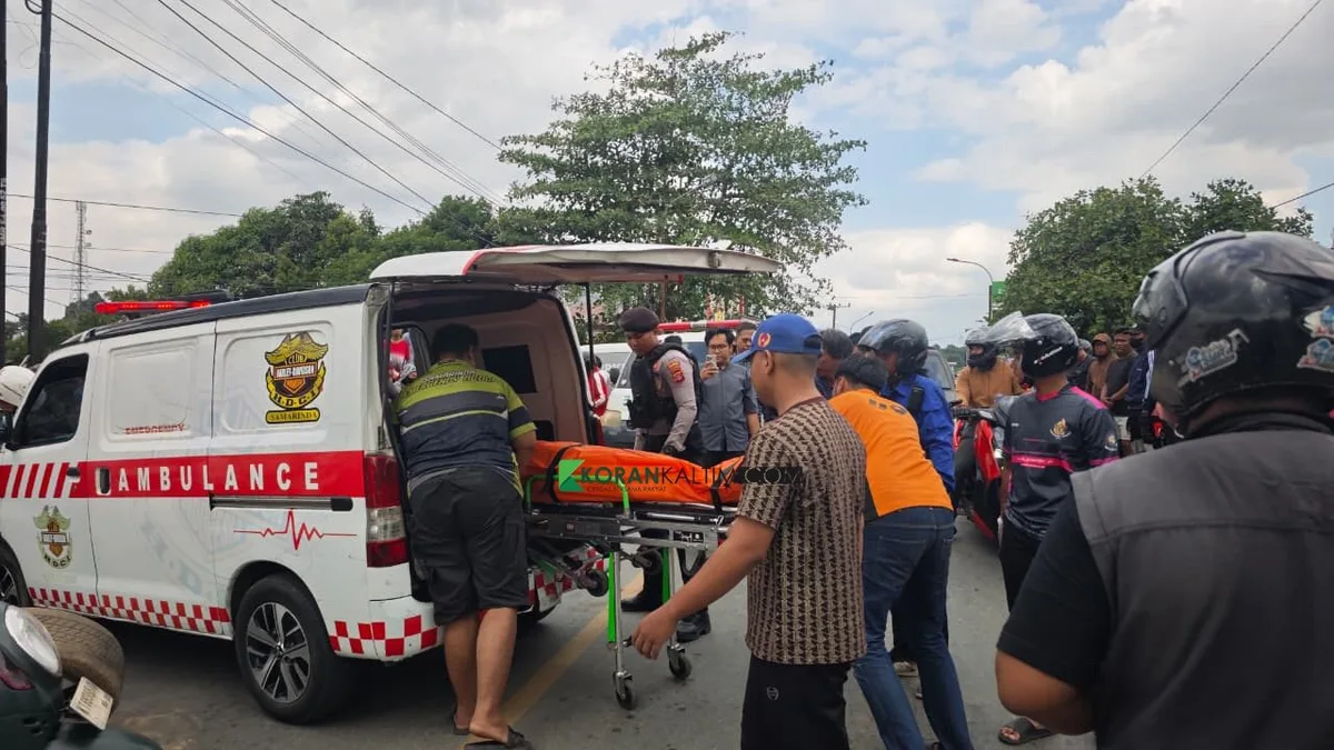 Korban saat dievakuasi oleh tim relawan ambulans Kota Samarinda. (Foto: Adnan Abdul/Korankaltim.com)