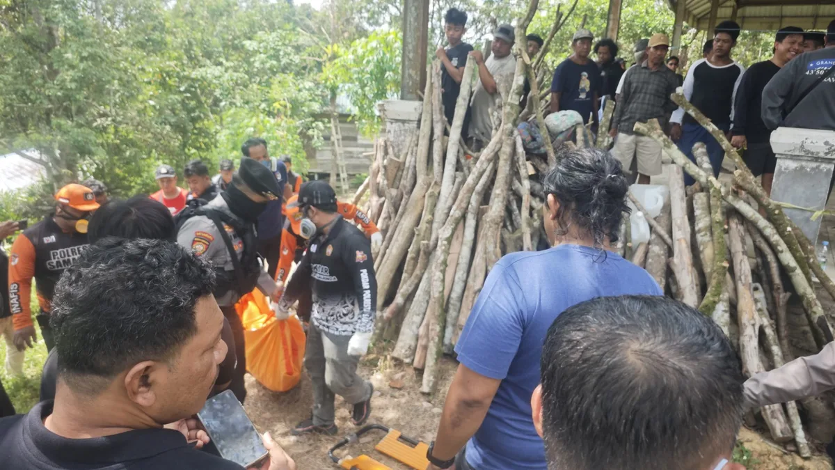 Tim Inafis Polresta Samarinda saat melakukan Evakuasi terhadap jenazah yang ditemukan di perkebunan (Adnan Abdul/Korankaltim.com)