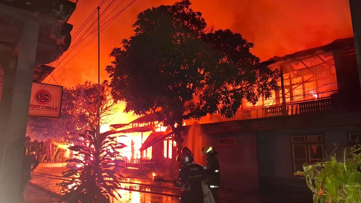 Kebakaran di Kelurahan Baru Tenggarong, Tujuh Rumah Hangus, Kerugian Capai Miliaran Rupiah