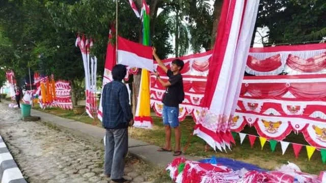 Pedagang bendera di Bontang. (Foto: Dok.Pusaran Media)