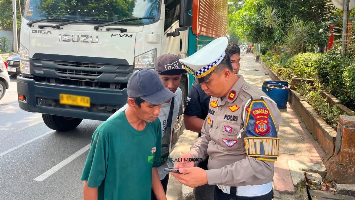 Truk yang melanggar ketika di Tilang oleh Unit Turwali Satlantas Polresta Samarinda. (Foto: Adnan Abdul/Korankaltim.com)