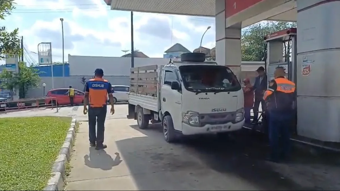 Petugas Dinas Perhubungan (Dishub) Kota Samarinda melakukan penertiban terhadap antrean kendaraan pengisi BBM bersubsidi di Jalan Sentosa. (Foto: Dok.Dishub Samarinda)