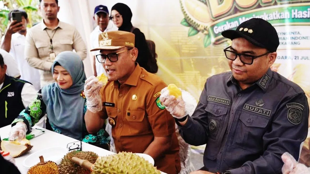 Bupati Kukar saat mendampingi kunjungan kerja Wagub Kaltim di kawasan Agrowisata Durian Kecamatan Anggana. (Foto: pemprovkaltim.dok)
