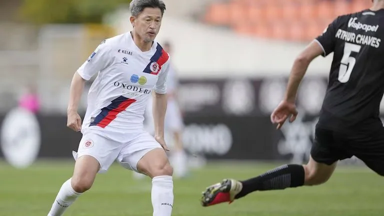 Kazuyoshi Miura , pesepakbola tertua dunia yang berhasil mencetak gol di laga kompetitif. (kyodonews)