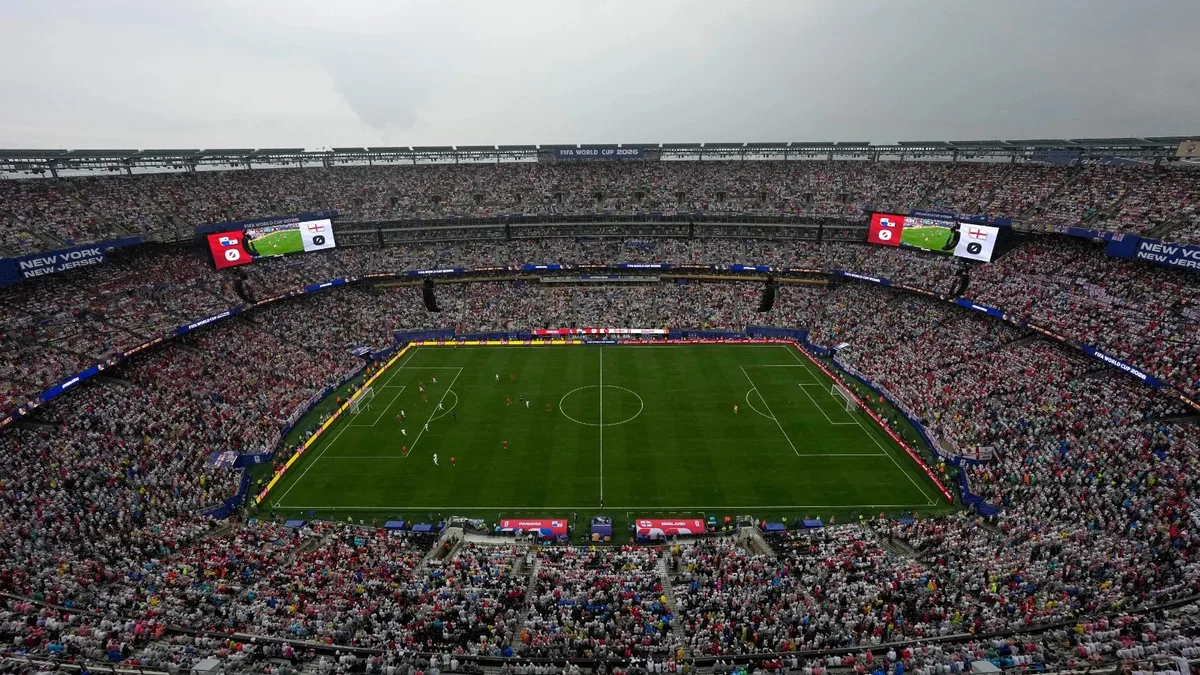 Stadion MetLife di East Rutheford New York, New Jersey Amerika Serikat saat pertandingan Inggris melawan Panama lalu dan akan jadi lokasi final Piala Dunia 2026. Rumput lapangannya siap dijual FIFA seharga Rp8,136 Juta per potong. (apphoto)