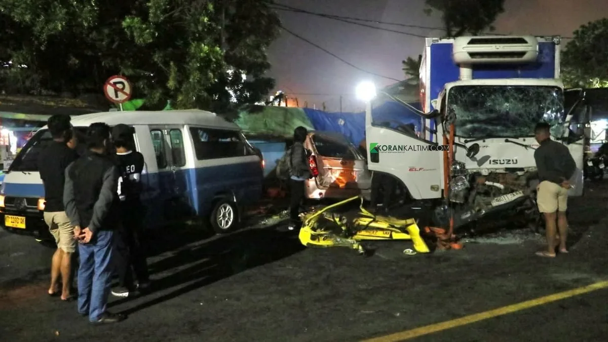 Salah satu mobil yang sempat tertimpa truk mengalami kerusakan cukup parah. (Foto: Januar/Korankaltim.com)