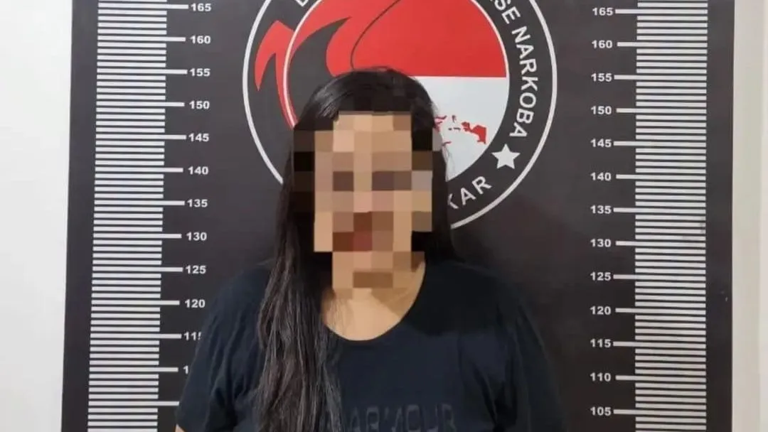 Seorang perempuan terlibat dalam peredaran sabu di Tenggarong yang telah diamankan Polisi. (Foto: Dok.Polres Kukar)