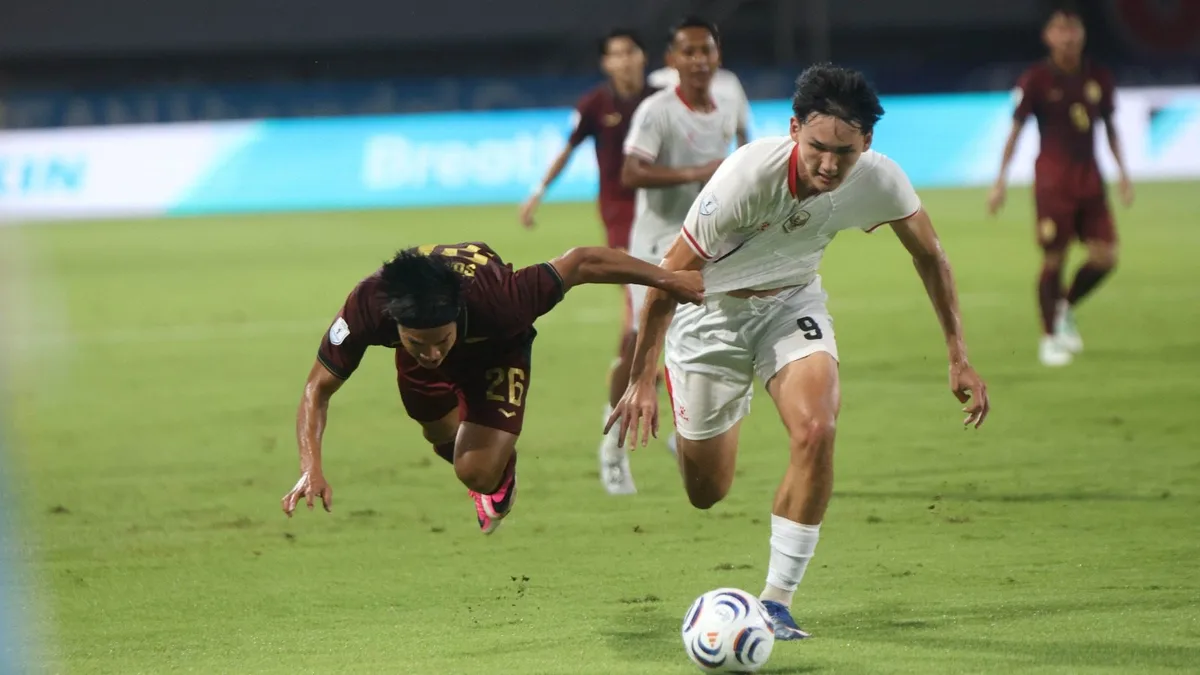 Mitchell Baker (kanan), mencetak hattrick untuk Indonesia saat melibat Kamboja malam tadi. (sinpo)