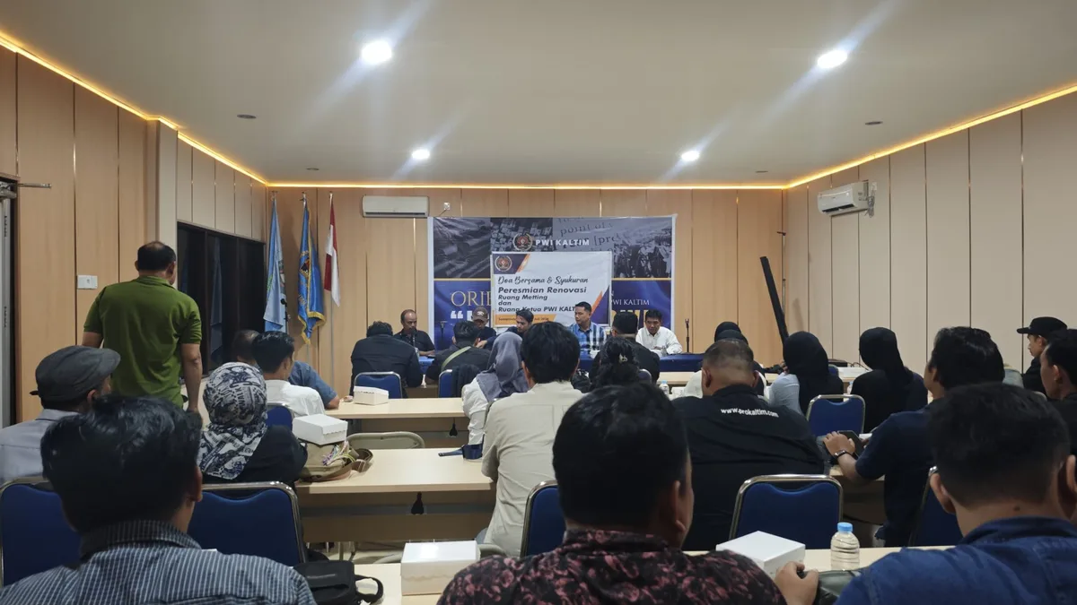 Suasana Ruang Meeting PWI Kaltim saat diresmikan setelah renovasi di hadirin pengurus serta anggota PWI Kaltim dan tamu undangan. (Adnan Abdul/Korankaltim.com)