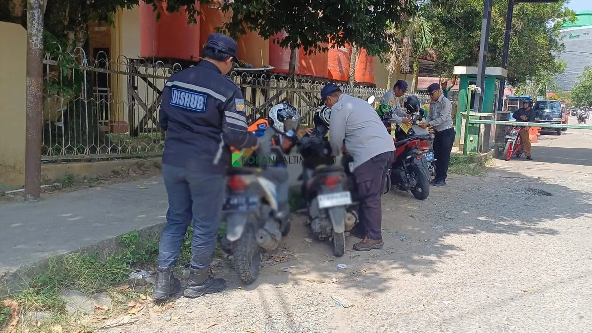 Petugas Dishub Kota Samarinda saat melakukan penertiban di kawasan sekitar RSUD Abdul Wahab Sjahranie (AWS), Jalan Palang Merah Indonesia (PMI), Kelurahan Sidodadi. (Foto: Adnan Abdul/Korankaltim.com)