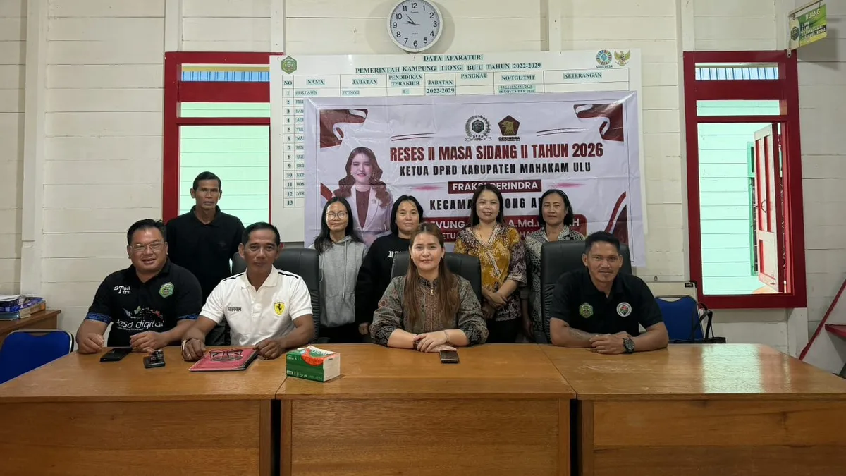Devung Paran foto bersama aparatur kampung dan masyarakat usai melaksanakan kegiatan Reses II Masa Sidang II Tahun 2026 di Kantor Kampung Tiong Bu'u, Kecamatan Long Apari, untuk menyerap aspirasi dan usulan pembangunan dari warga. (Julika/Korankaltim.com)