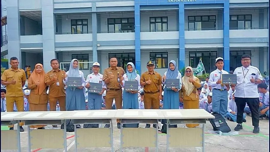 Pembagian seragam gratis kepada para siswa di SMKN 19 Samarinda pada tahun ajaran 2025/2026. (Foto: Dok.SMKN 19 Samarinda)
