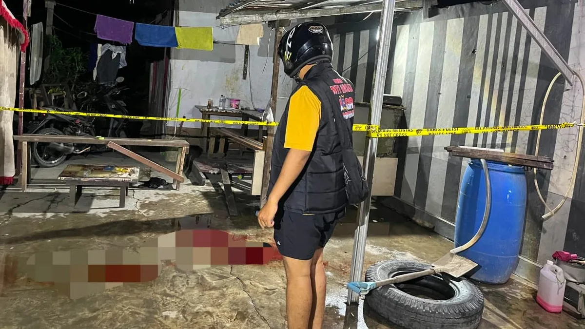 TKP Penusukan dipasangain police line seusai pihak kepolisian melakukan olah TKP awal di lokasi kejadian (Adnan Abdul/KoranKaltim.com)
