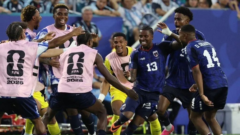 Momen setelah Sidny Lopes Cabral (13) disambut rekan-rekannya usai mencetak gol untuk Cape Verde ke gawang Argentina. (metrolibre)