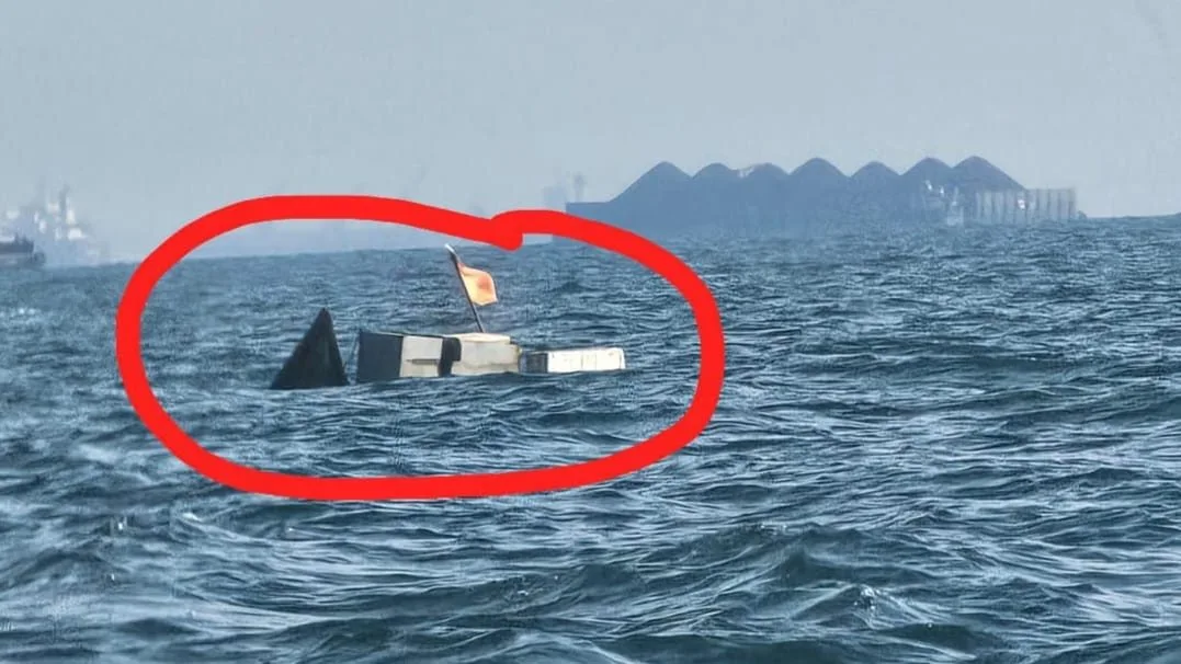 Kondisi kapal korban di Perairan Muara Berau. (Foto: Dok.Pos Sektor Damkarmatan Muara Badak)